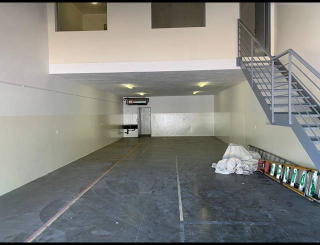 205M² WAREHOUSE TO LET IN BRAMLEY PARK